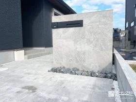建物の外壁とも相性の良いライトグレーのタイル門柱[施工後]
