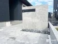 建物の外壁とも相性の良いライトグレーのタイル門柱