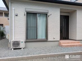 お住まいの周囲をすっきりローメンテナンス化した雑草対策工事