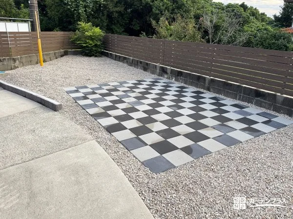 2色を組合わせて仕上げたインターロッキングのテラス工事