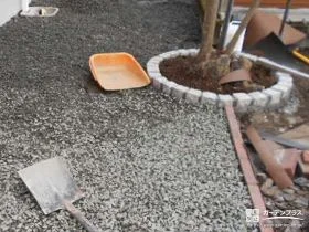 ピンコロ石で囲んだ可愛らしい植栽スペース[施工後]