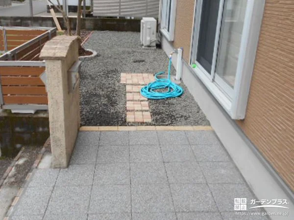 玄関周りを優しい印象に整えるコンクリート平板を施工した工事