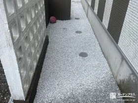 雑草対策の白い砂利が光を受けてお住まい周りを明るく見せる工事