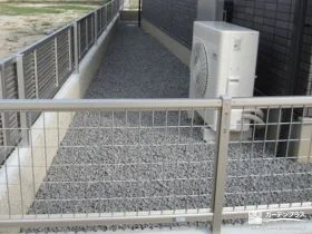 ブラックの化粧砂利で雑草対策[施工後]