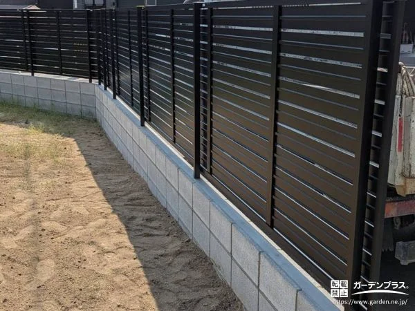 引き締まった印象のブラックのフェンスで目隠しをした工事