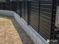 引き締まった印象のブラックのフェンスで目隠しをした工事