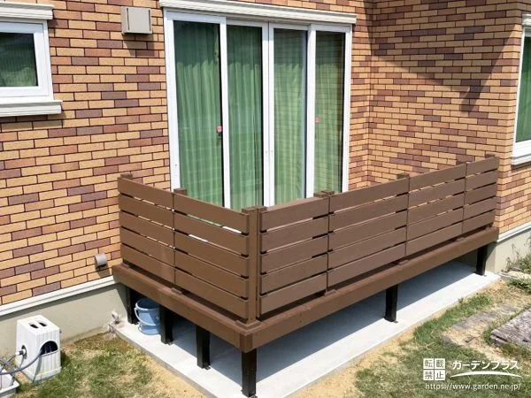 お子様が遊ばれる際に安心なフェンス付きウッドデッキの設置工事