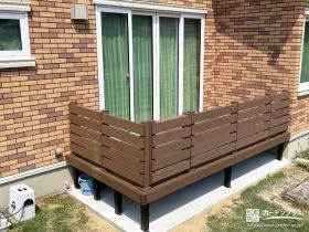 お子様が遊ばれる際に安心なフェンス付きウッドデッキの設置工事