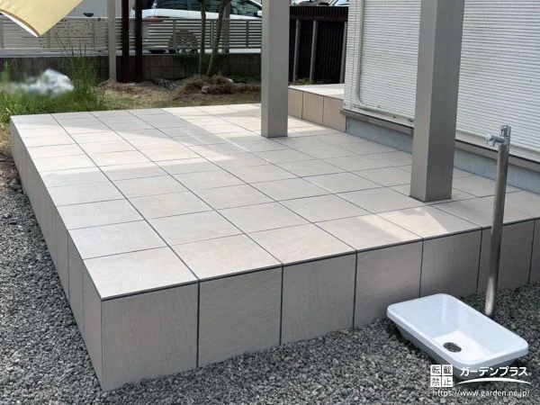 お子様がビニールプールを出して遊ぶのに快適なタイルデッキ工事