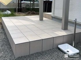 お子様がビニールプールを出して遊ぶのに快適なタイルデッキ工事