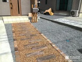 ナチュラルで温かみある枕木やレンガを用いた玄関アプローチ工事