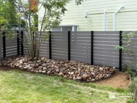 植栽スペーの足元に割栗石を入れてナチュラルに仕上げた工事