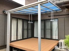 洗濯物干し付きテラス屋根を取り付けた便利なウッドデッキ工事