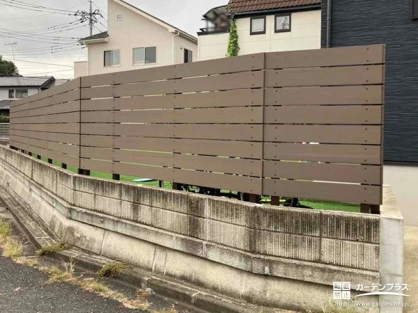お庭周りの縦格子フェンスを目隠しフェンスにリフォームした工事