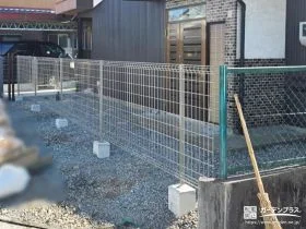 お庭境界を明るい印象を保ちながら区切ったメッシュフェンス工事