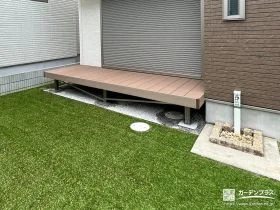 お庭に広がりを添えるナチュラルなウッドデッキの設置工事