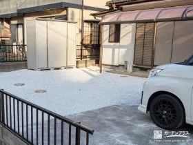 白く粒がそろっている明るい石灰石を敷設したお庭の雑草対策工事