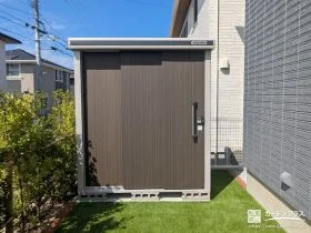 落ち着いたカラーでお庭に馴染む物置[施工後]