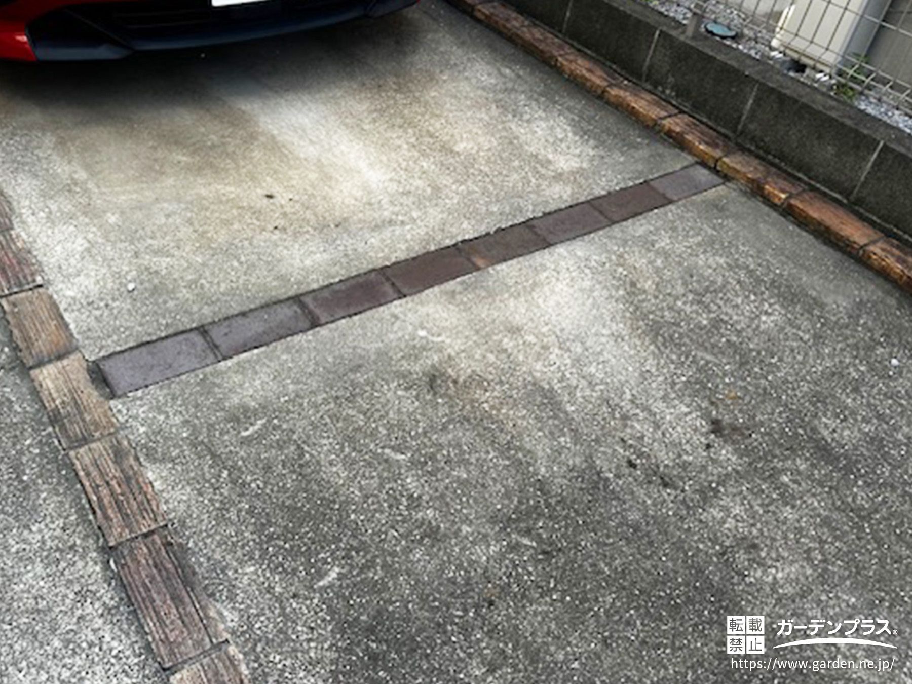 スリットにレンガを施工した駐車スぺース