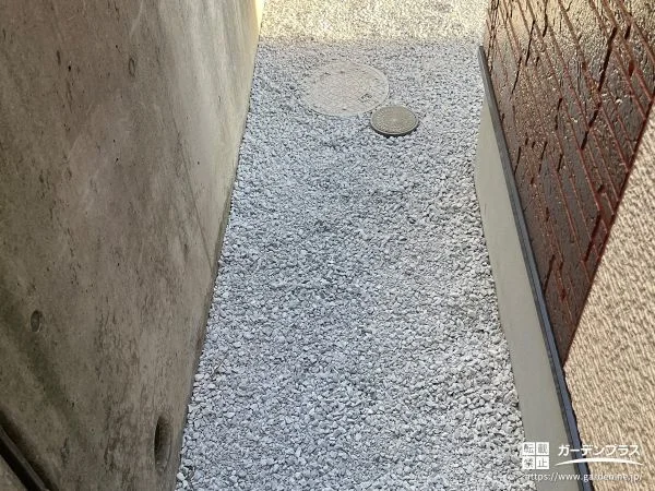 犬走りと駐車スペーススリットに雑草対策を施したリフォーム工事