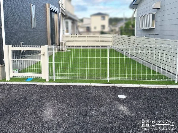 ホワイトカラーの明るいフェンスと門扉でクローズ化したお庭工事