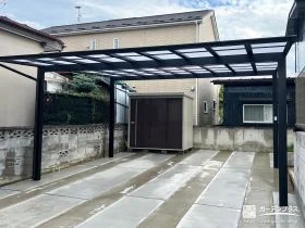 存在感のあるブラックフレームのカーポートを設置した工事