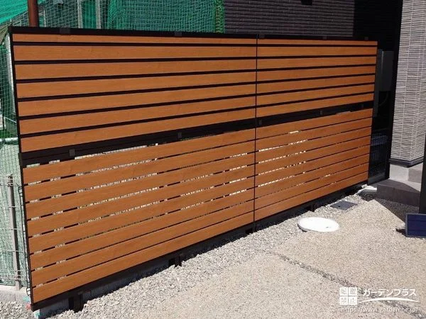 No.27447 高さを確保してしっかり目隠しできる木調フェンスの設置工事[施工後]