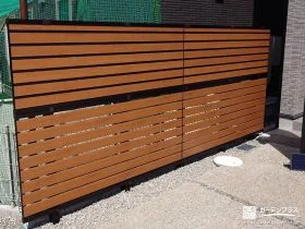 高さを確保してしっかり目隠しできる木調フェンスの設置工事