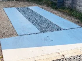 砂利スリットでデザイン性と排水性をプラスした駐車スペース工事