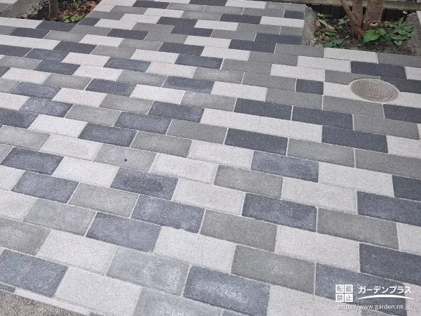 色のコントラストが楽しい透水性インターロッキングの舗装工事