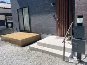 木調デザインの優しい印象のタイルを用いてデッキを施工した工事
