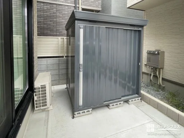スタイリッシュな物置と土間コンクリートで使いやすいお庭工事