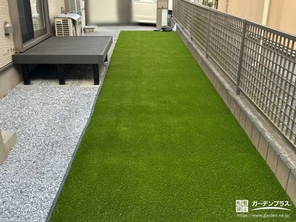 人工芝と砂利を組合わせて快適に仕上げたデッキ付きのお庭工事