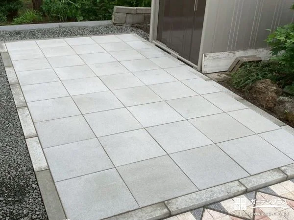 物置前を使いやすいよう整えた平板の舗装と犬走りの雑草対策工事