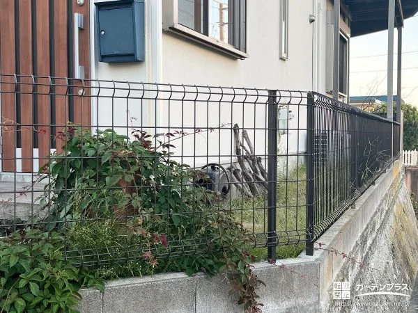 雑草の発生を抑えて外構をすっきりと整える境界フェンス工事