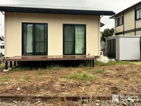 広々と使える優しい色味のウッドデッキと物置を設置した工事