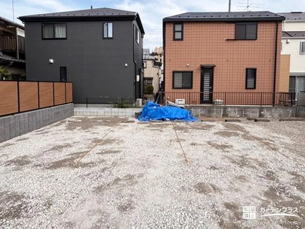 駐車スペースに砕石を敷き均しお車を停めやすいよう整えた工事