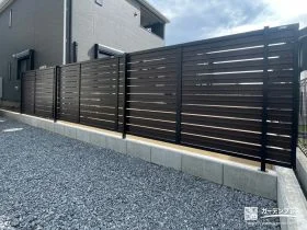 圧迫感を与えずに視線をカットする目隠しフェンス[施工後]