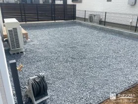 優しい目隠しフェンスと砂利敷きで整えた落ち着きあるお庭工事