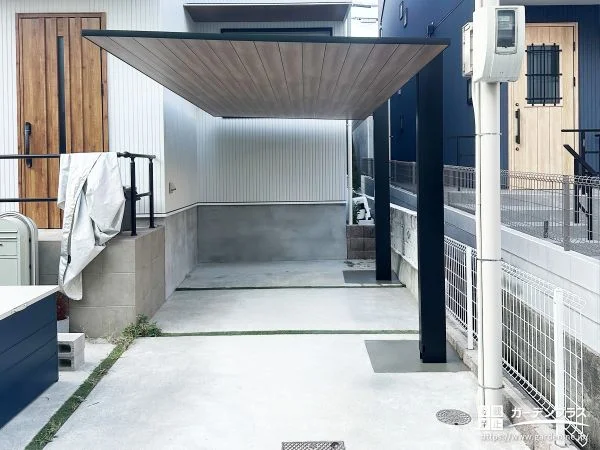 木調の屋根材とブラックフレームがモダンなカーポート設置工事
