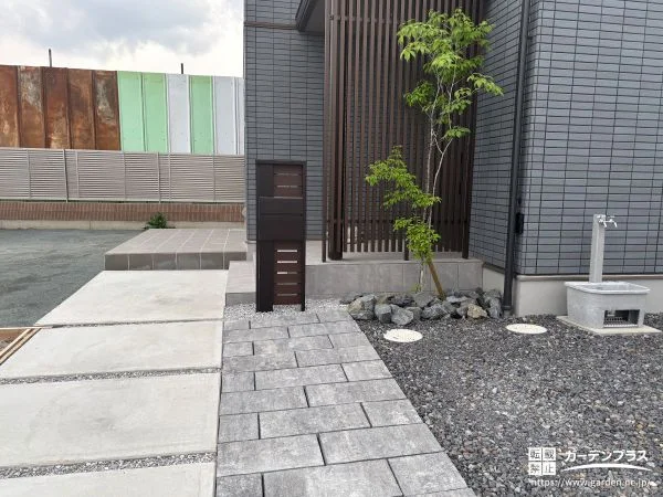 玄関アプローチに土間コンクリートを打設し歩きやすくした工事