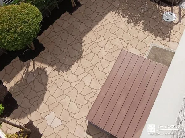 主庭を明るく彩る乱形デザインで仕上げたコンクリート平板工事