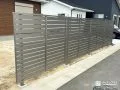 細い横スリット入りで風や光を通し圧迫感を感じないフェンス工事
