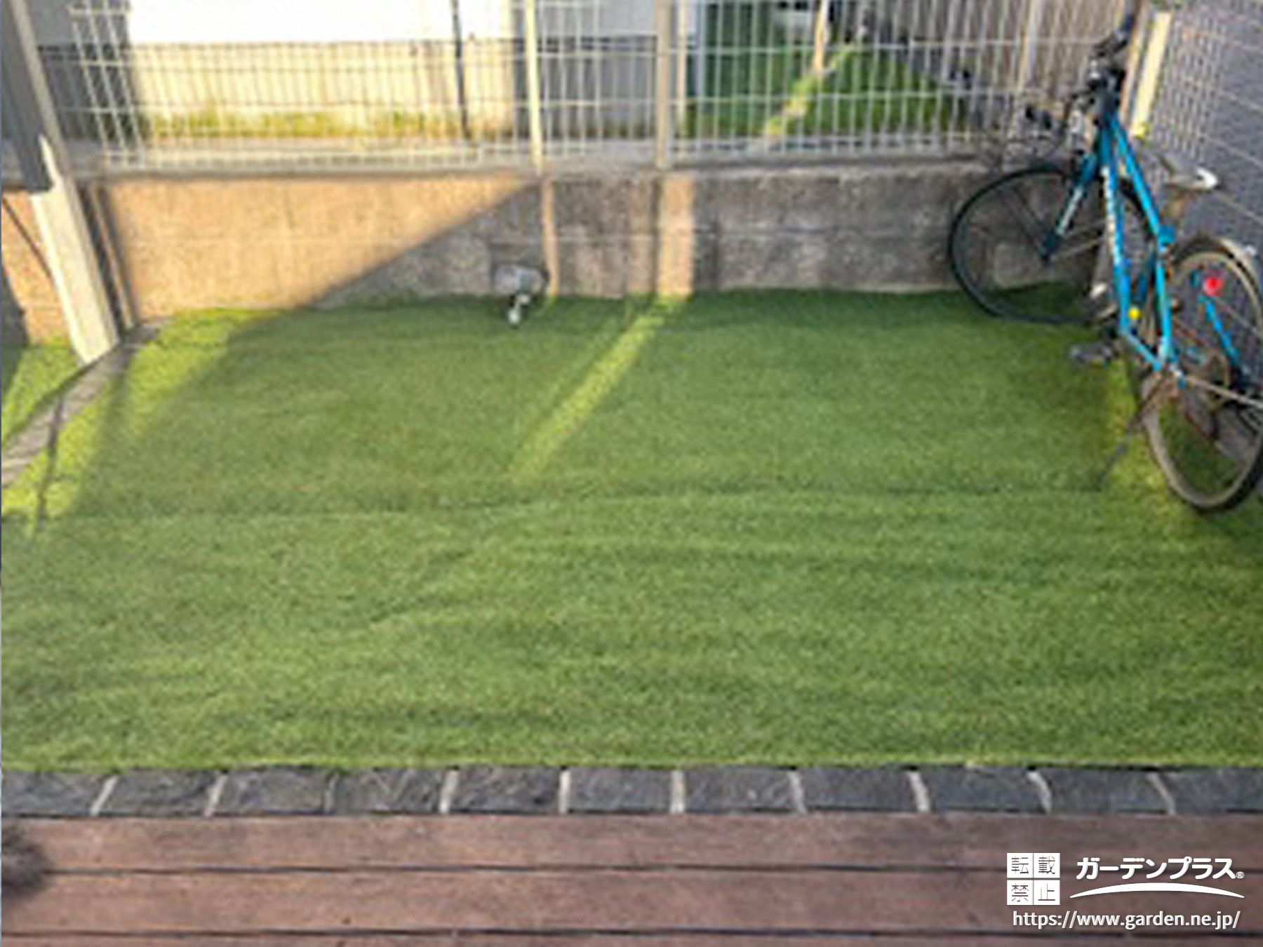 緑鮮やかな人工芝のお庭