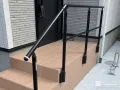 玄関ポーチ階段に手すりを取り付けバリアフリー化