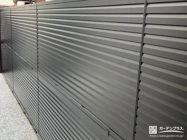 しっかり目隠しするフェンスと安全性を高める手すりの設置工事