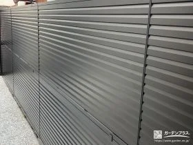 しっかり目隠しするフェンスと安全性を高める手すりの設置工事