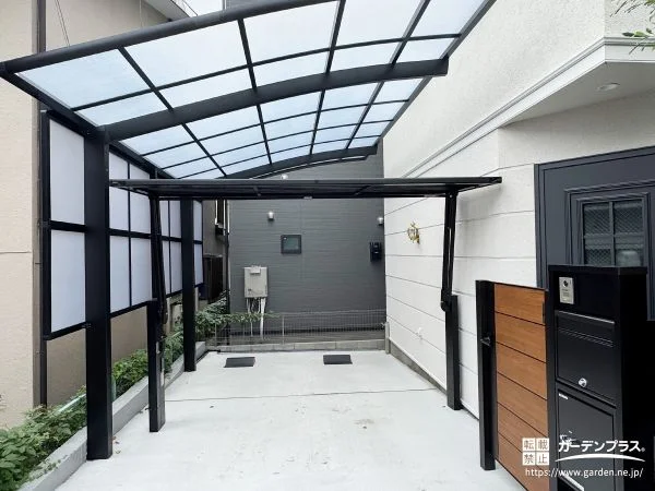 サイドパネルで守られる、安心感のある駐車スペースに