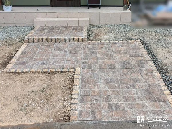 段差を軽減して落ち着いた色合いで整えた玄関アプローチ工事