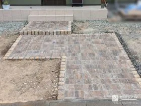 段差を軽減して落ち着いた色合いで整えた玄関アプローチ工事